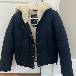 Black puffer hollister jacket with faux fur inside.